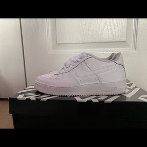 White Nike AF1’s